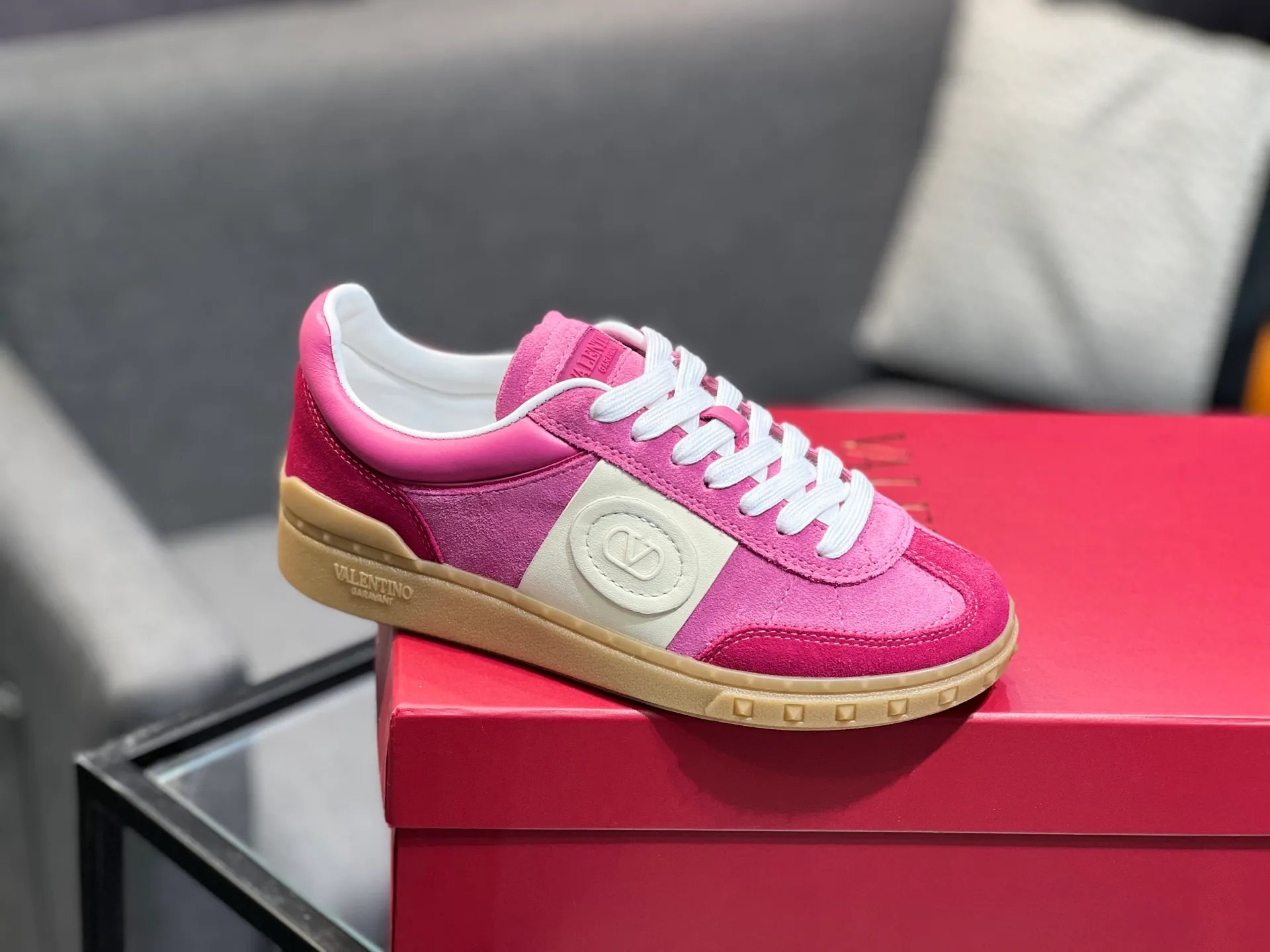 Men's shoes 💰620 👉🌹🌹VALENTINO counter synchronized new low-top casual sports shoes 👍Professional and high-end, perfect replica, first-class quality! 👍All made of original 1:1 materials, exclusive mold opening! 👍High mercerized cowhide fabric 👍TPU outsole, comfortable and wear-resistant, brand injection insole, 👍Full set of high-end counter packaging 👍All details are customized with 1:1 mold, striving for perfection! 👍Couple style female 35-41, male 38-46 (female 41, male 45 46 customized)